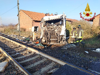 Camion attraversa passaggio a livello, scontro con treno, feriti lievi